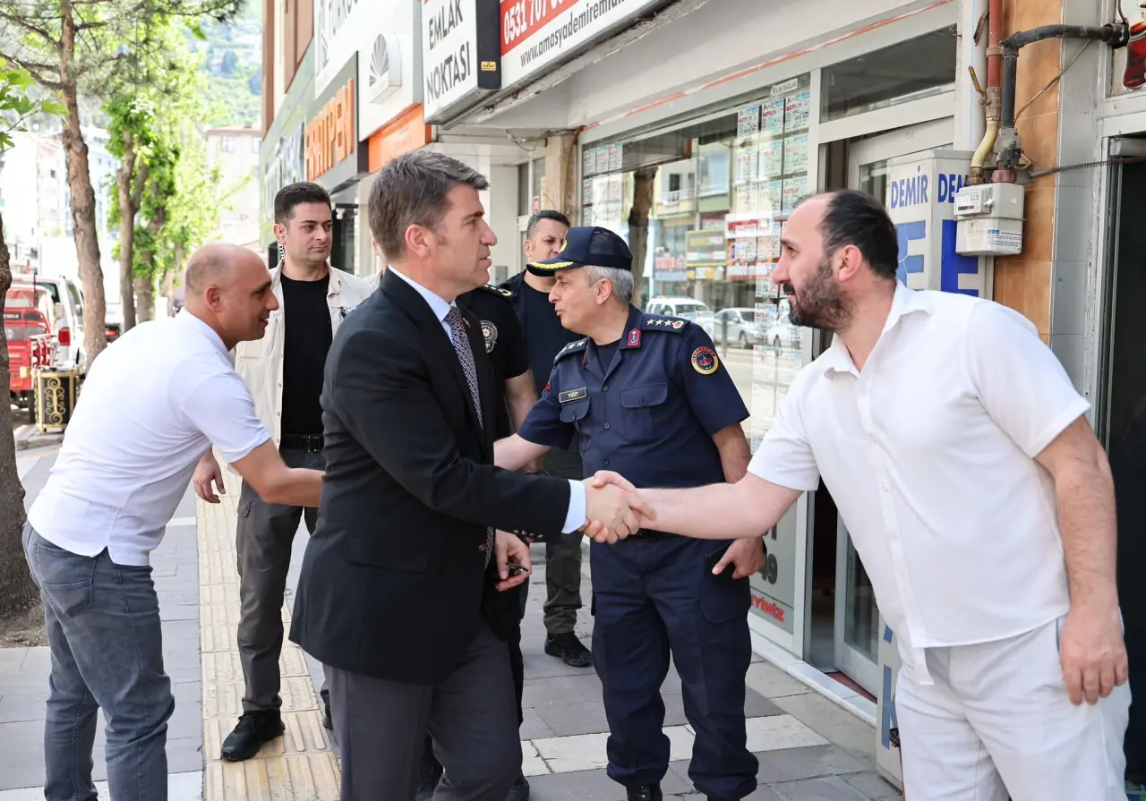 Vali Önder Bakan Amasya Sokaklarında: Esnaf ve Vatandaşlarla Birebir Temas 3