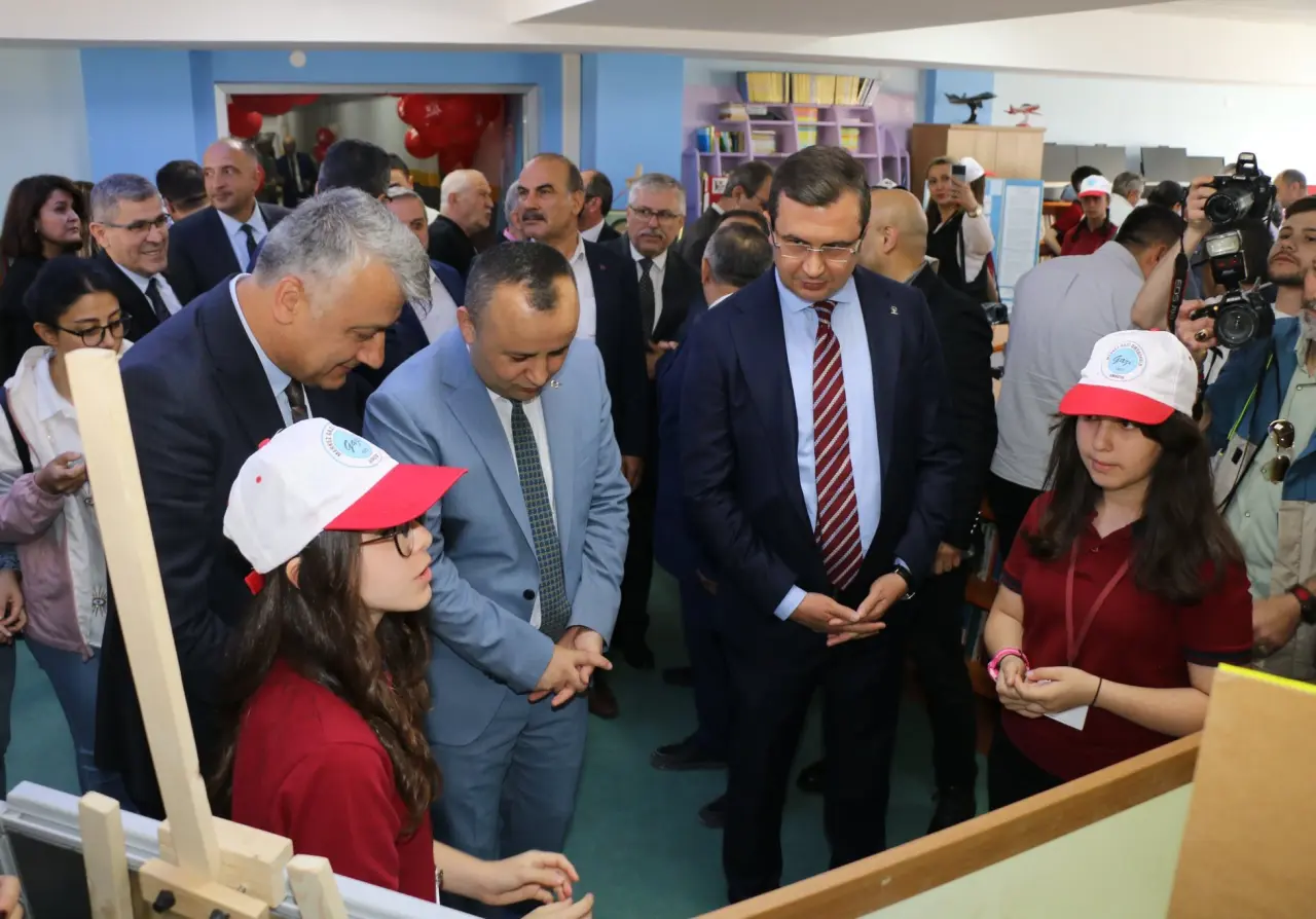 Gazi Ortaokulu’nda TÜBİTAK 4006 Bilim Fuarı Açıldı 1