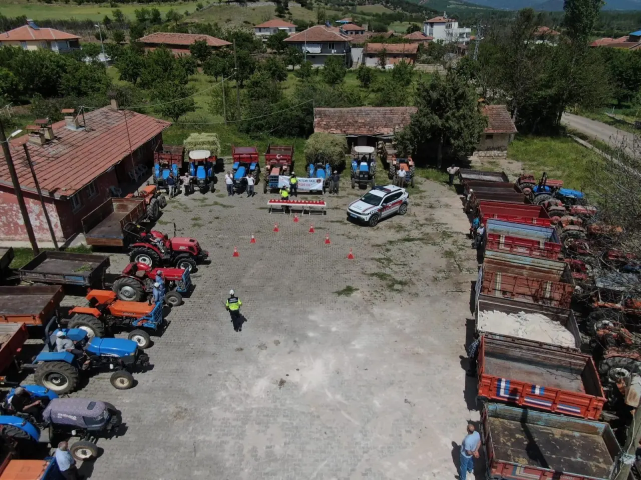 Amasya İl Jandarma Komutanlığı’ndan Traktör Sürücülerine Reflektör Eğitimi 4