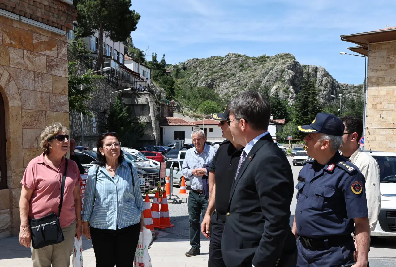 Vali Önder Bakan Amasya Sokaklarında: Esnaf ve Vatandaşlarla Birebir Temas 1