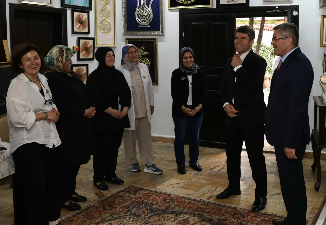 Vali Bakan’dan Sanata Vefa: Geleneksel El Emeği Sergisine Ziyaret 4