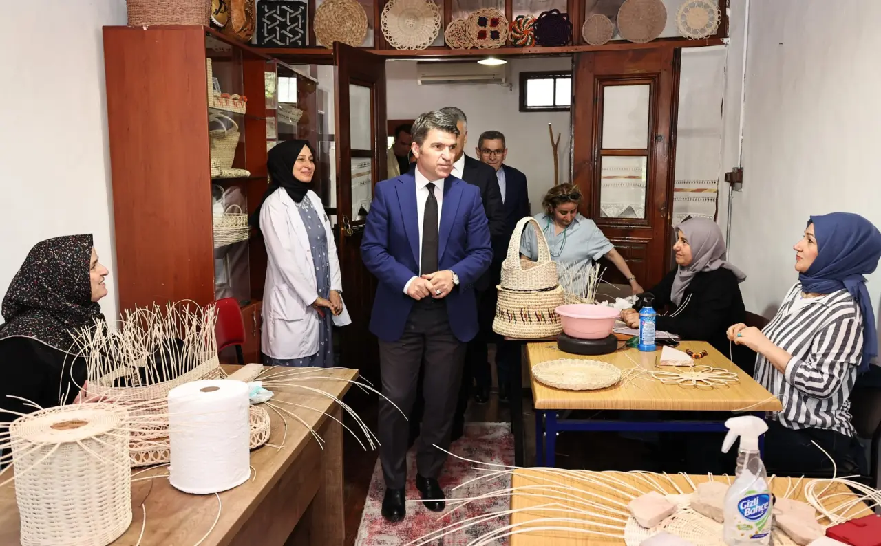 Amasya Valisi Önder Bakan’dan Sanatevi Ziyareti ve Cicim Dokuma Kesimi 4