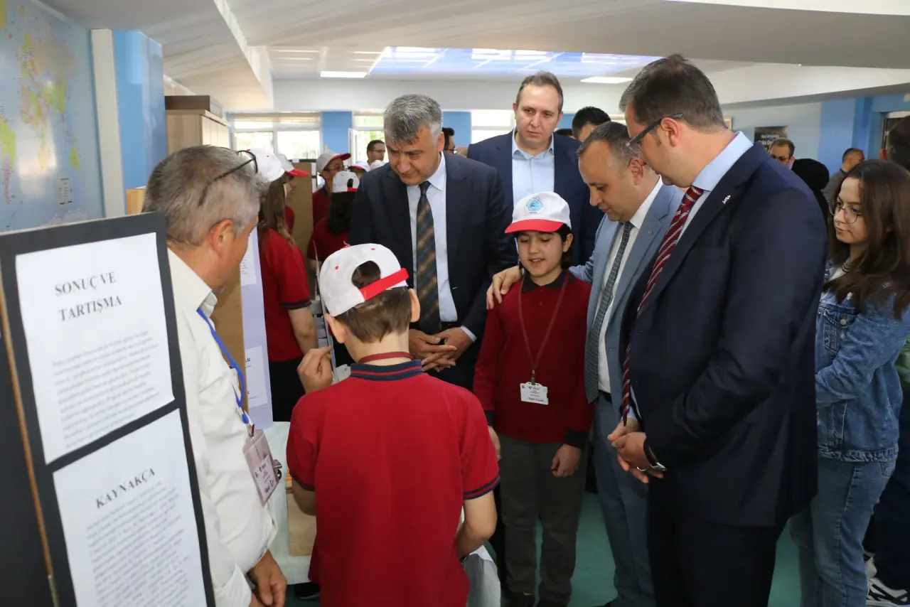 Gazi Ortaokulu’nda TÜBİTAK 4006 Bilim Fuarı Açıldı 3