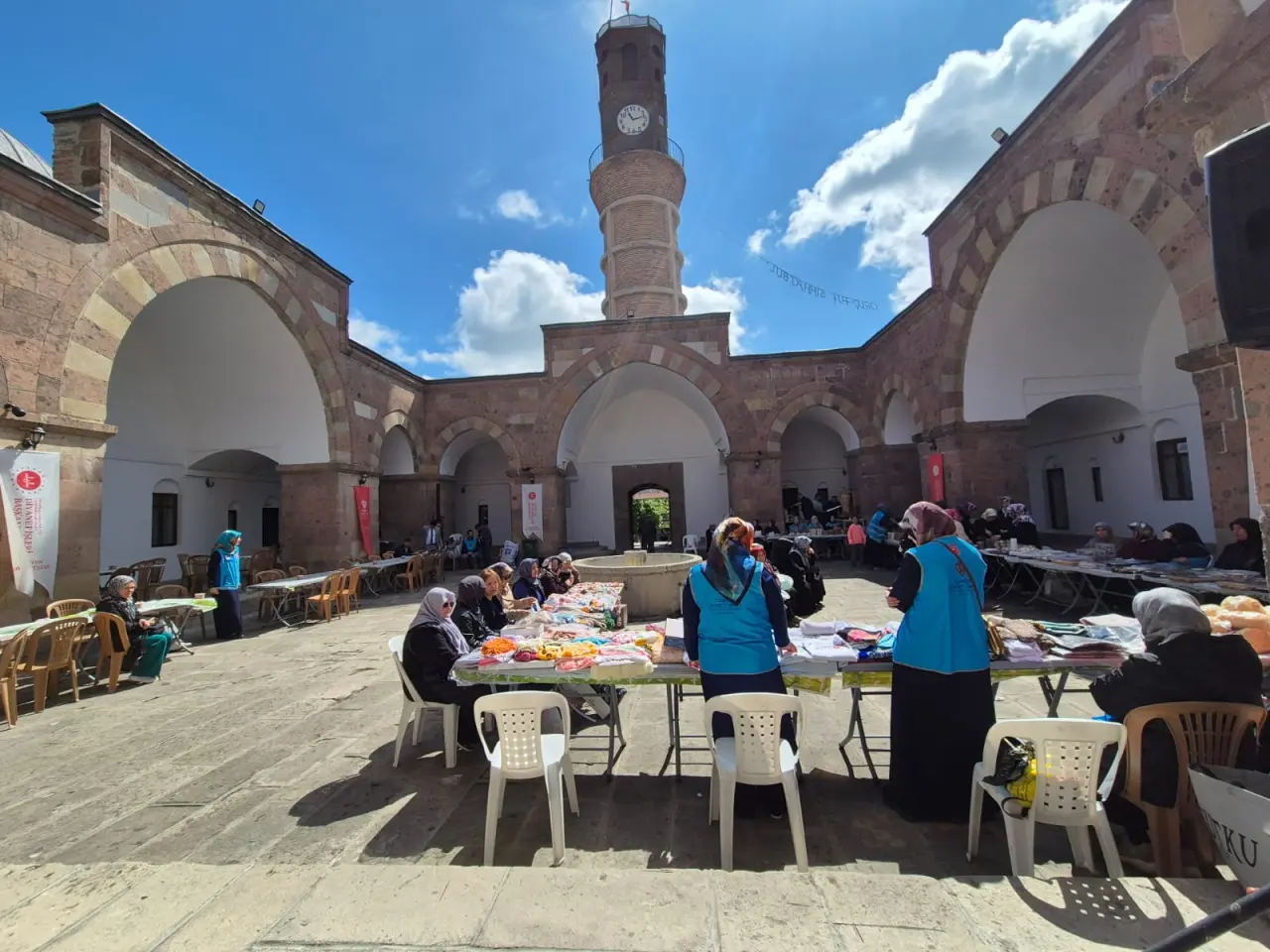 Merzifon’da Hayır İçin Birlik: Kur’an Kursları Yararına Kermes Açıldı 4