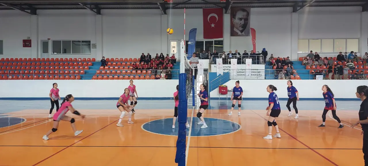 Voleybol Finali Gümüşhacıköy’de Coşku Dolu Anlara Sahne Oldu! 3