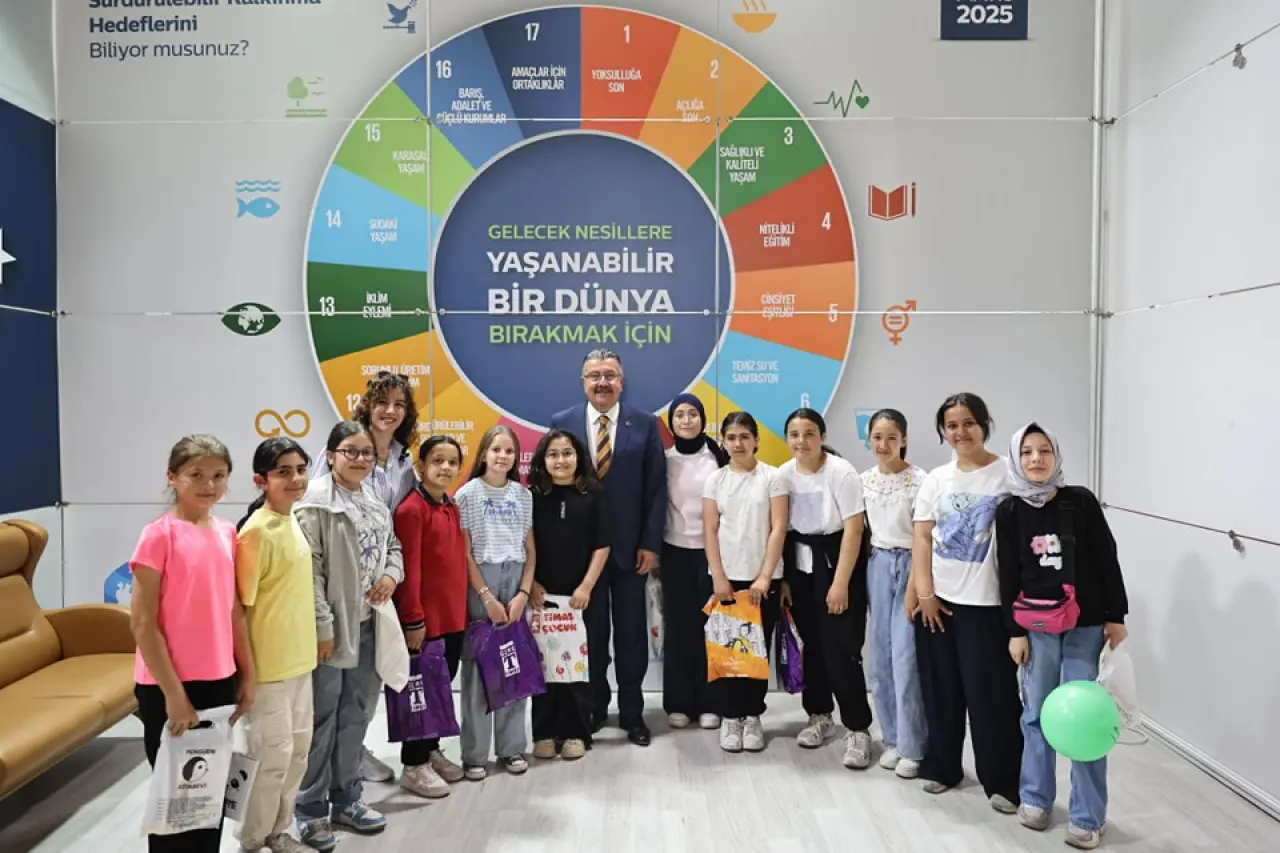 Öğrencilerden Merzifon 8. Kitap Fuarı’na Yoğun İlgi: Başkan Alp Kargı da Ziyaretçilere Eşlik Etti 3