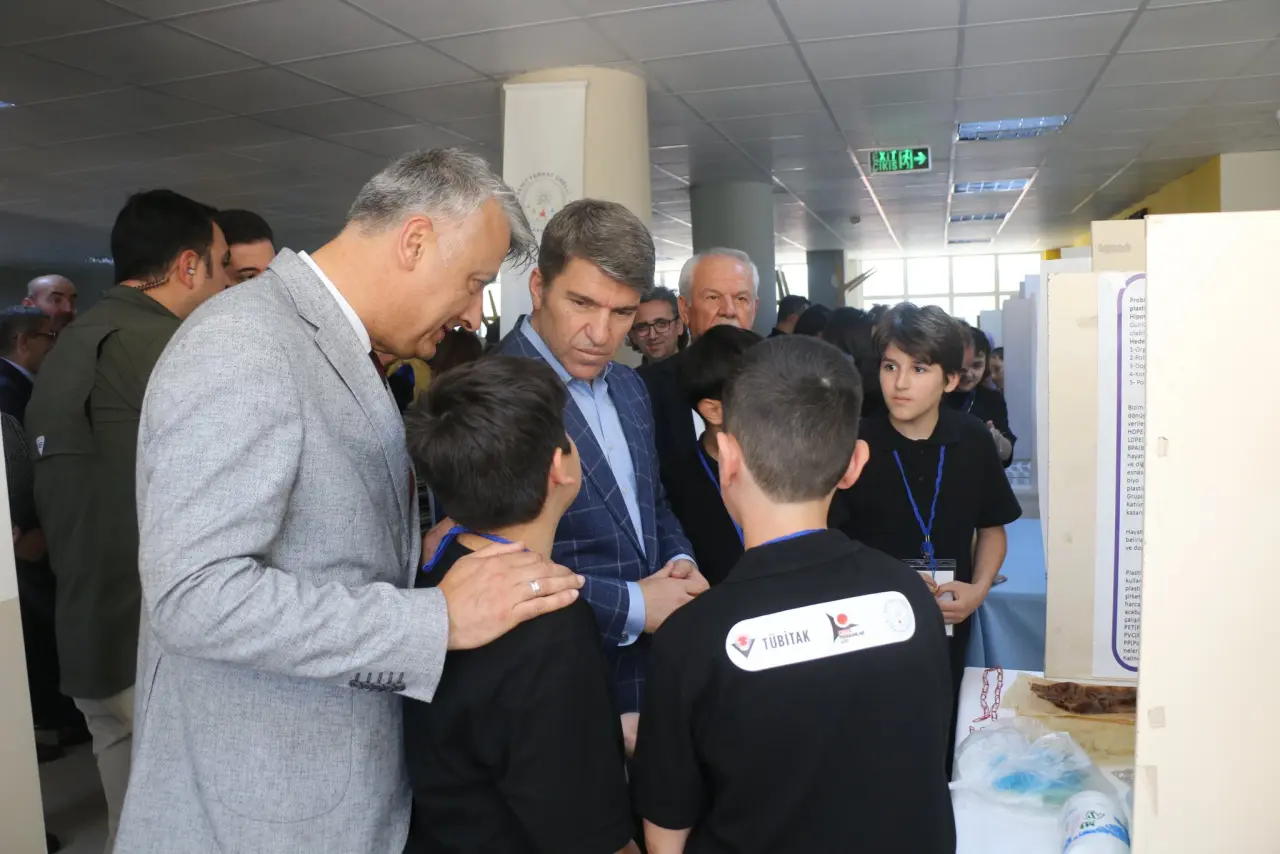 Amasya’da Bilim Coşkusu: TÜBİTAK 4006 Fuarı Vali Önder Bakan’ın Katılımıyla Açıldı 1