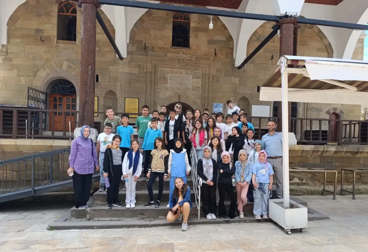Gençler, Şehirlerin Kalbinde Buluşuyor: Kara Mustafapaşa Camii Ziyaretiyle Tarihle Bütünleştiler 4