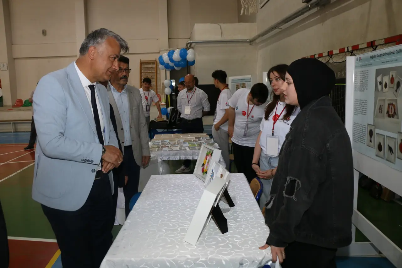 Atatürk Anadolu Lisesi’nde Bilimin Şöleni: TÜBİTAK 4006 Bilim Fuarı Yoğun İlgi Gördü 3