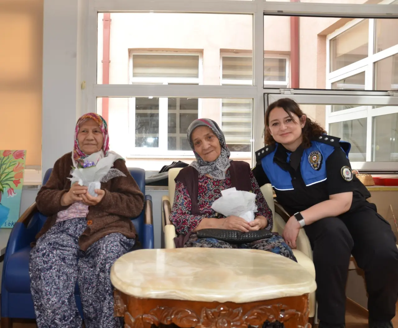 Merzifon’da Emniyetten Anlamlı Anneler Günü Kutlaması! 2