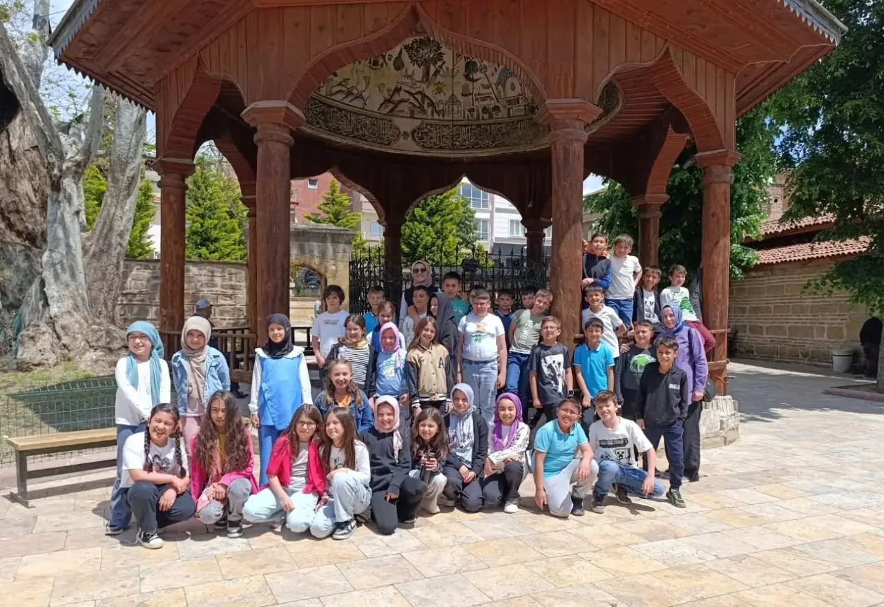 Gençler, Şehirlerin Kalbinde Buluşuyor: Kara Mustafapaşa Camii Ziyaretiyle Tarihle Bütünleştiler 3