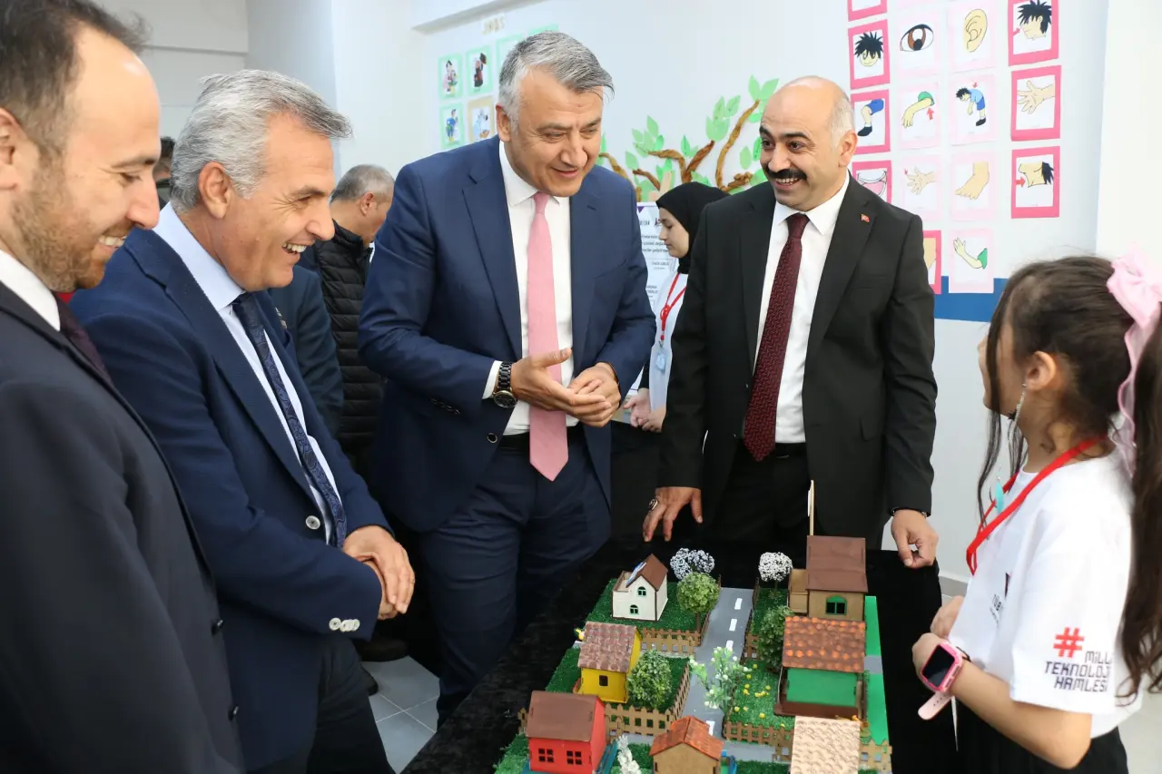 İl Millî Eğitim Müdürü Katipoğlu, Suluova BİLSEM’de TÜBİTAK 4006 Bilim Fuarı Açılışına Katıldı 2
