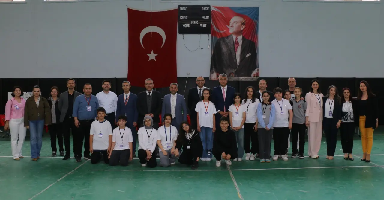 Amasya’da TÜBİTAK 4006 Bilim Fuarı Serdar Zeren Ortaokulu’nda Açıldı 3