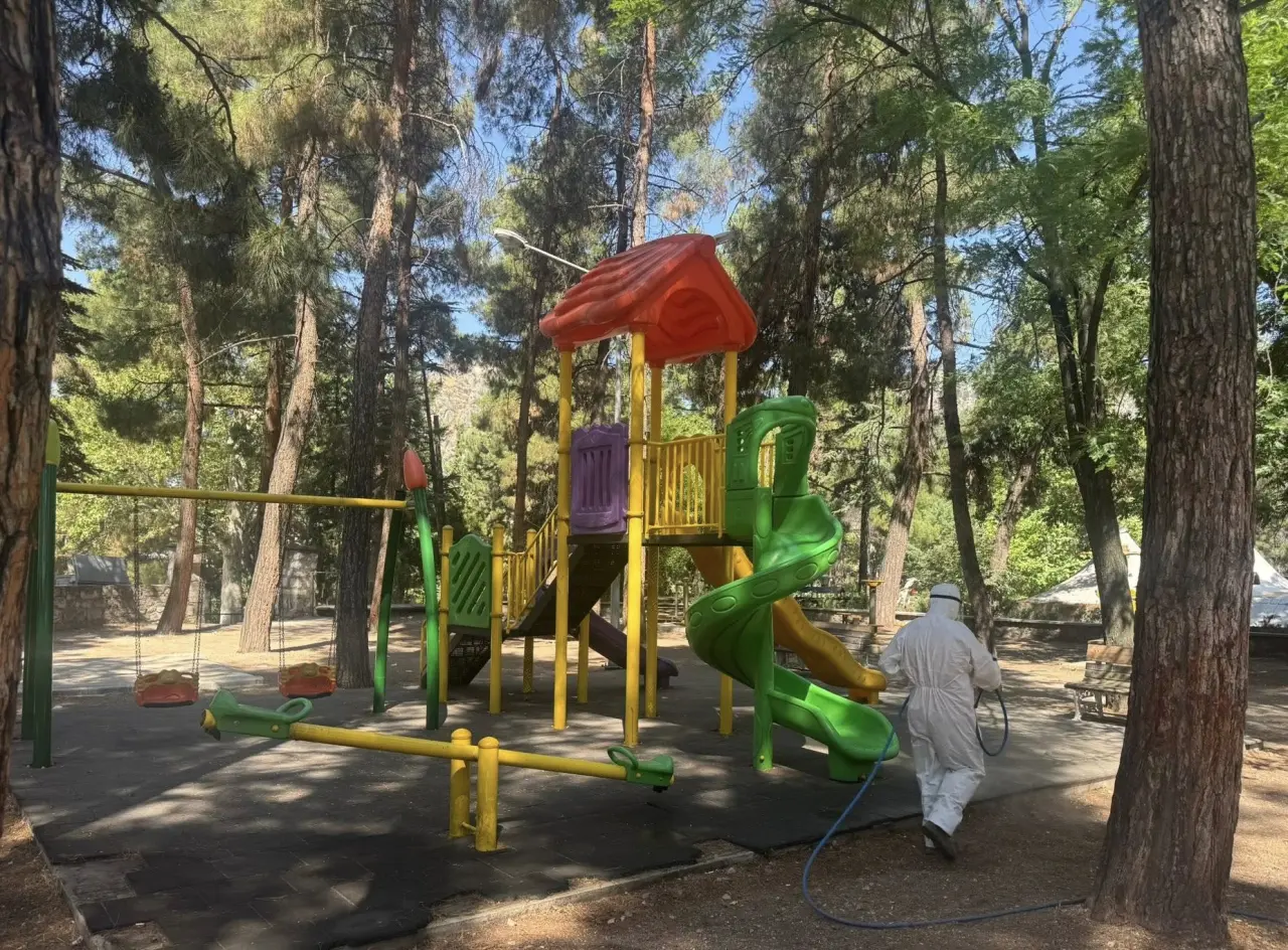Amasya Belediyesi’nden Pirler Parkı’nda Yoğun Temizlik ve İlaçlama Mesaisi 2