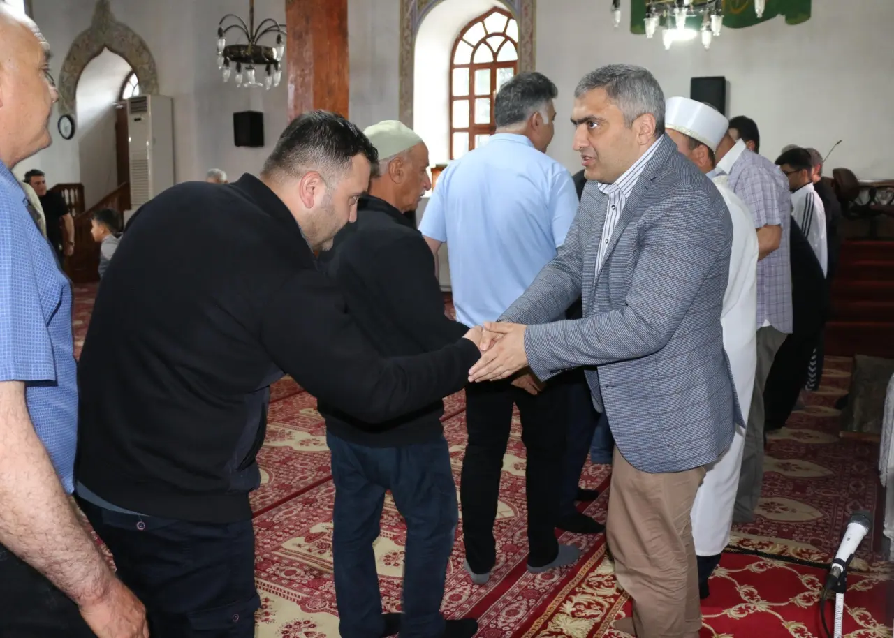 Merzifon’da Bayram Buluşması: Kaymakam Karaaslan ve Başkan Kargı Vatandaşlarla Kucaklaştı 3