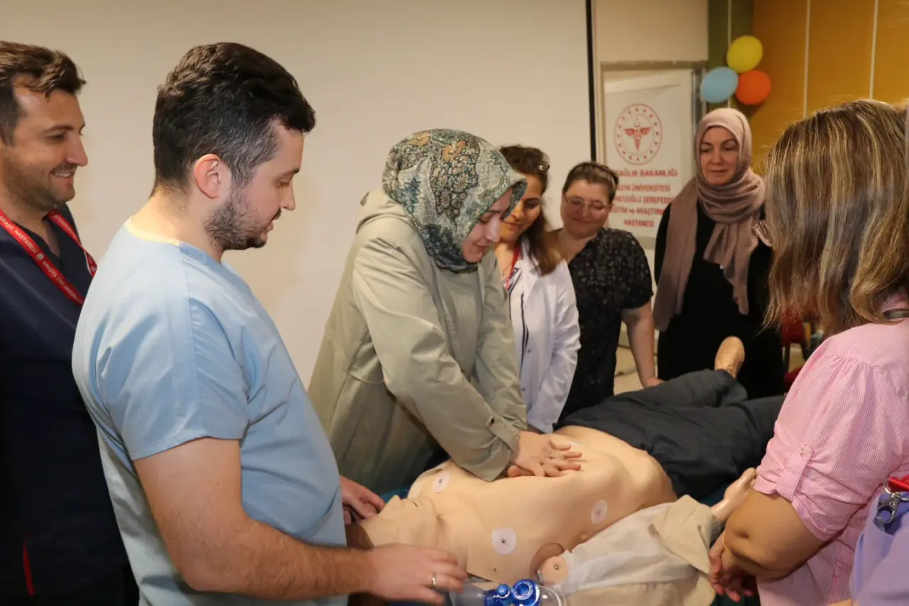 Amasya Üniversitesi Hastanesi’nde Tüm Sağlık Personeline CPR Eğitimi Verildi 2