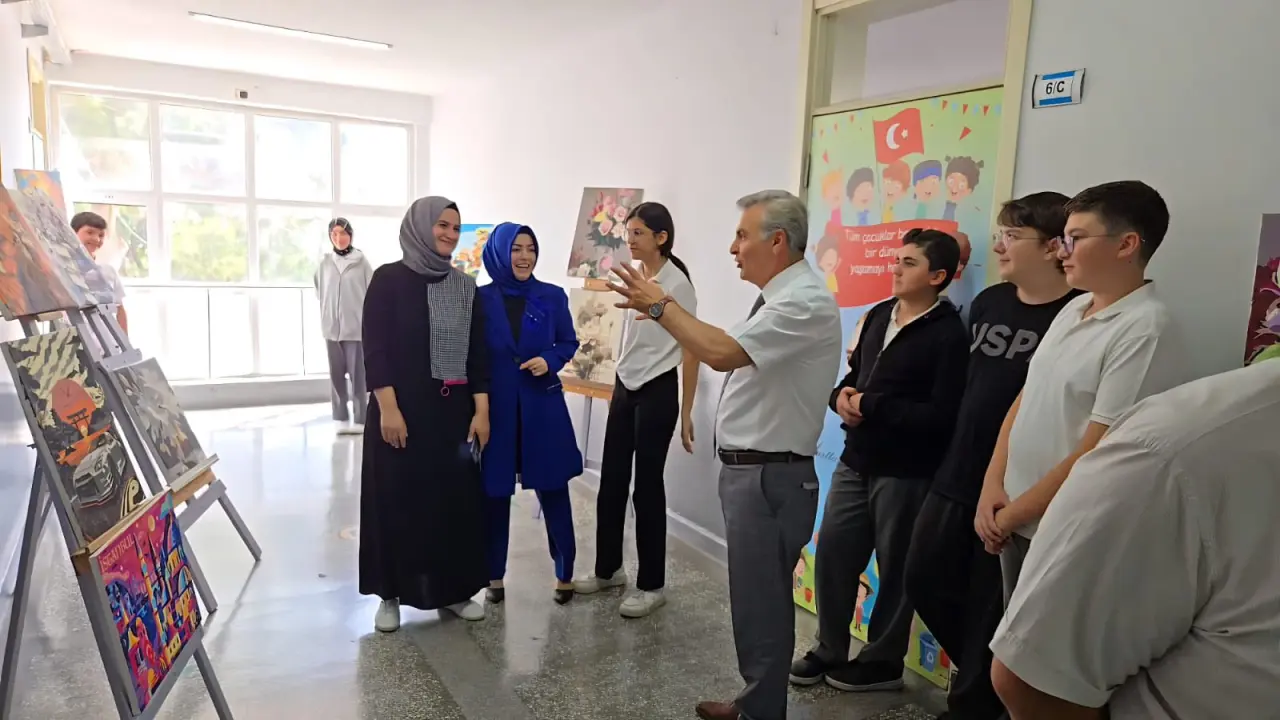 Suluova İlçe Müdürü Ahmet Davu, Öğrencilerin Resimlerini İnceledi 2