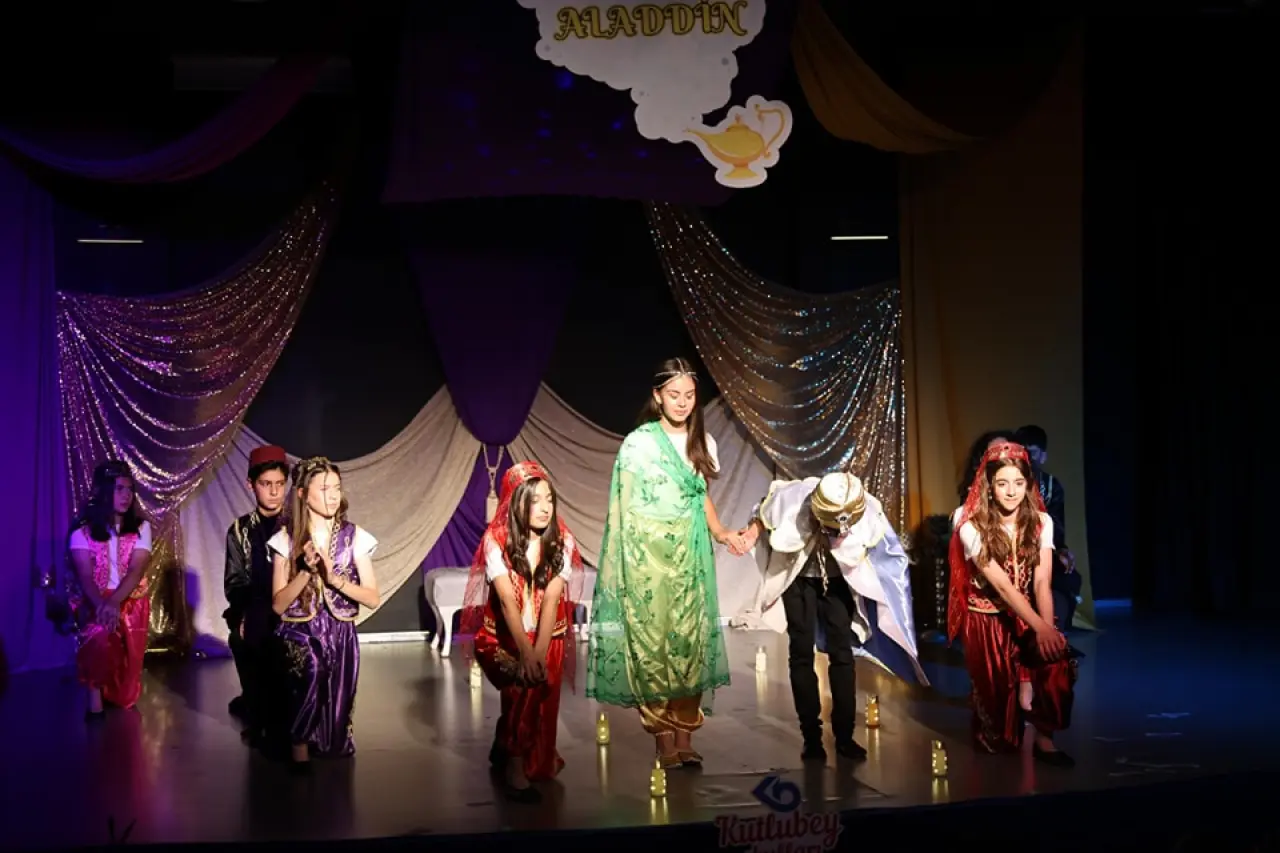 Aladdin Müzikali Sahneyi Büyüledi: Kutlubey Koleji Öğrencilerinden İngilizceyle Masalsı Bir Yolculuk 3