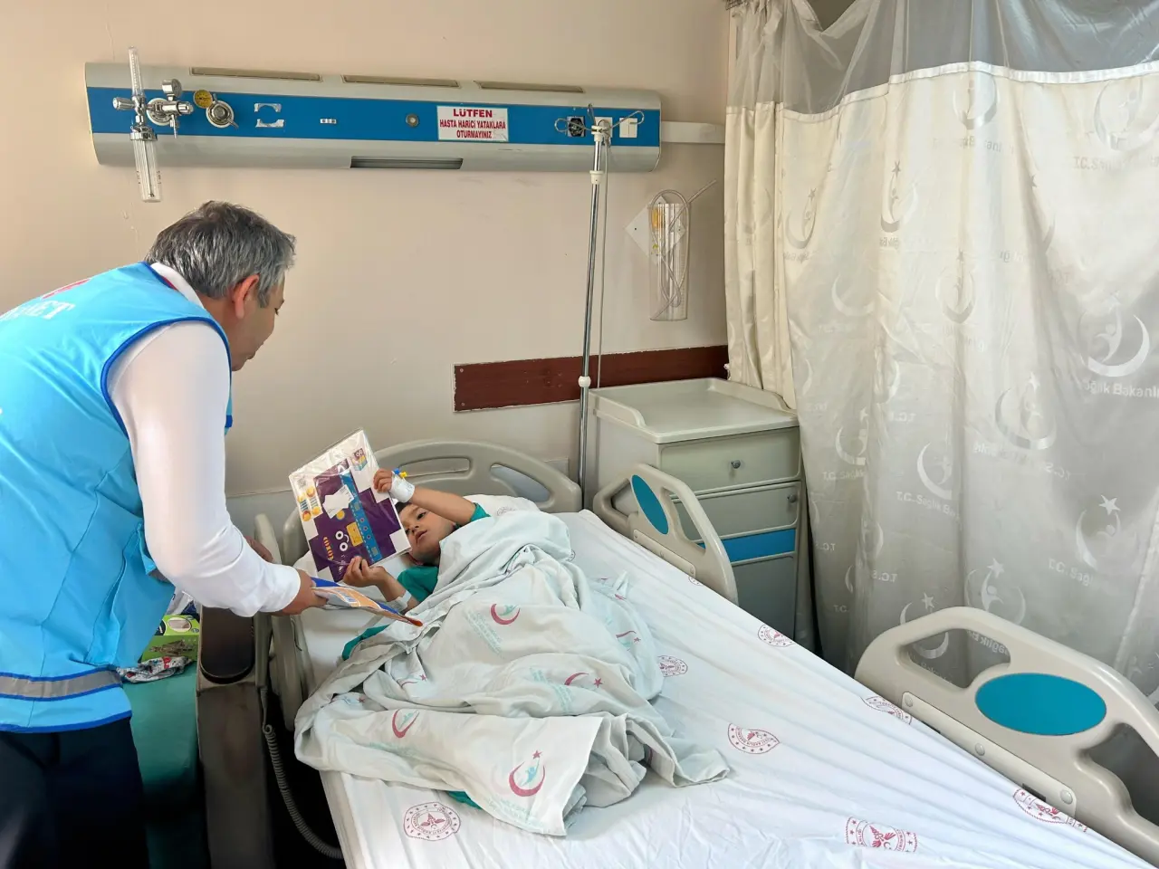 Hastanede Yatan Minik Yüreklere Bayram Sevinci: Küçük Kalplere Büyük Moral 2