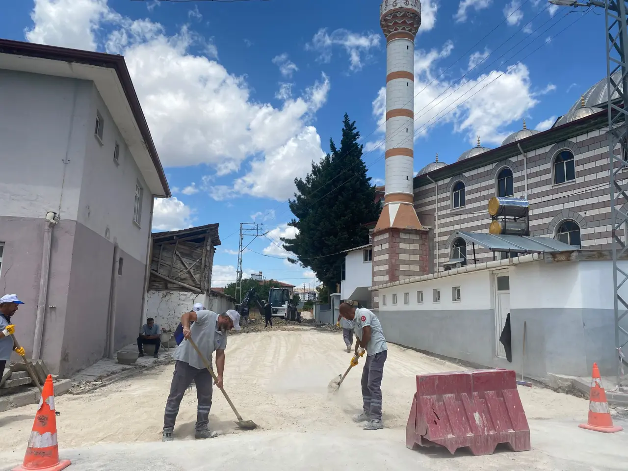 Suluova Belediyesi, Yenidoğan Mahallesi Bayram Sokak’ta Kilit Parke Yenileme Çalışması Başlattı 2