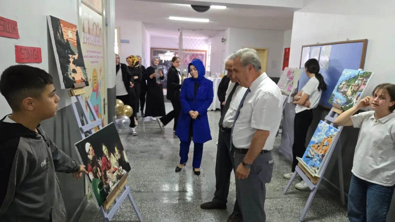Suluova İlçe Müdürü Ahmet Davu, Öğrencilerin Resimlerini İnceledi 1