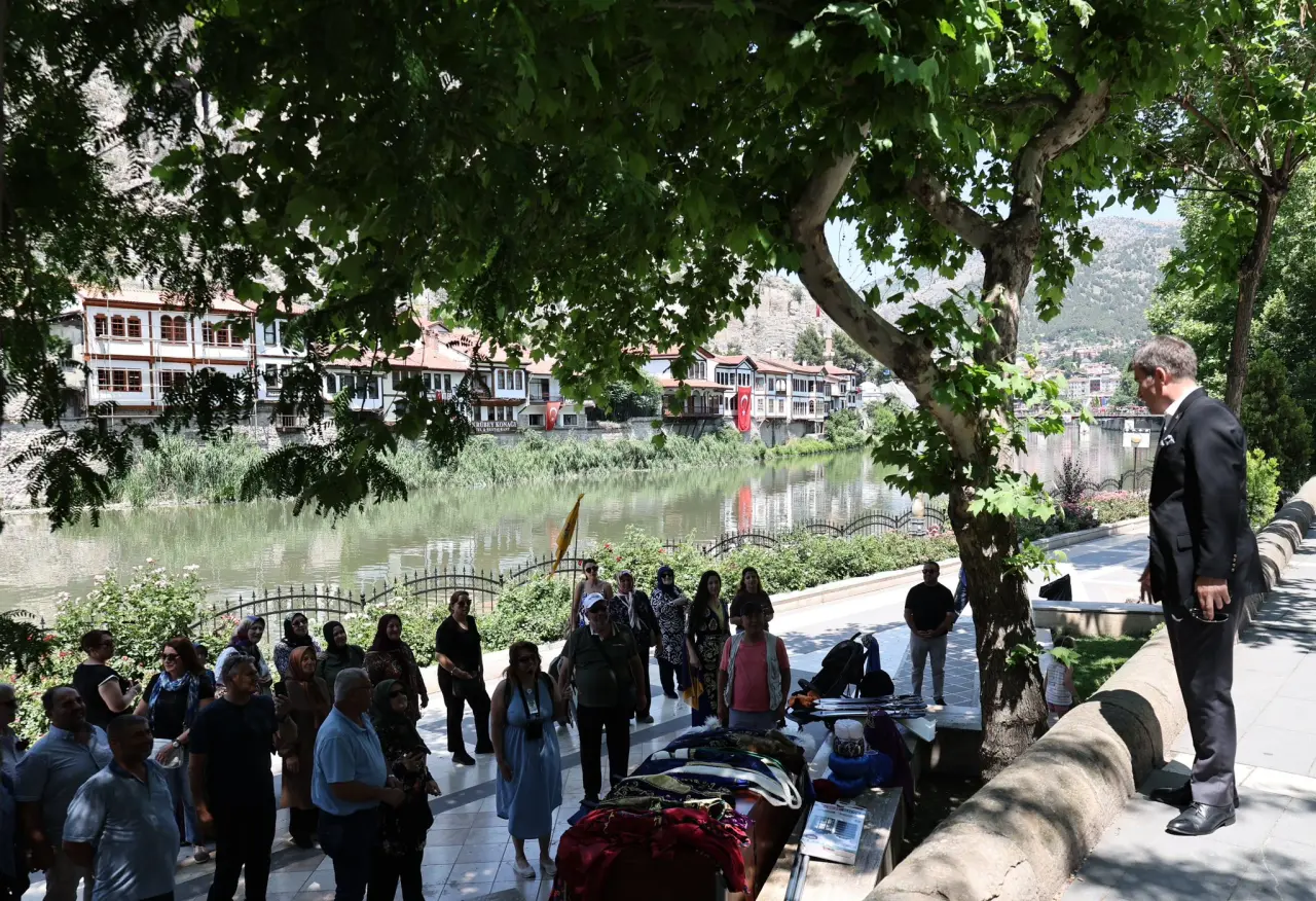 Vali Önder Bakan Amasya’da Esnaf ve Vatandaşlarla Buluştu 4