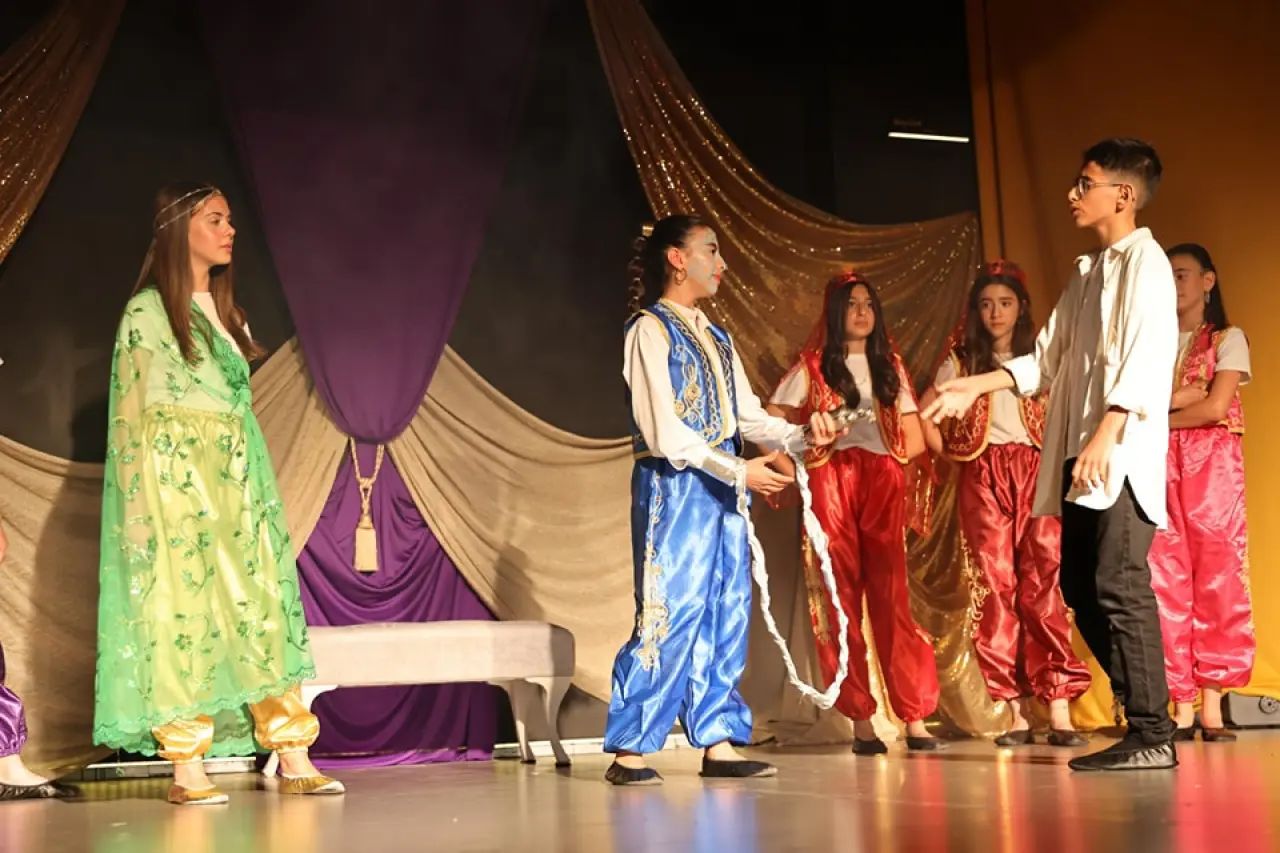 Aladdin Müzikali Sahneyi Büyüledi: Kutlubey Koleji Öğrencilerinden İngilizceyle Masalsı Bir Yolculuk 1