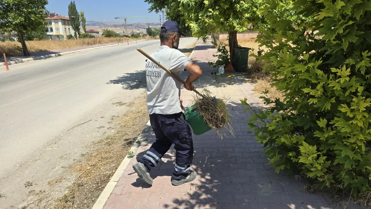 Suluova Belediyesi’nden Site Bulvarı’nda Yabani Ot Temizliği Hamlesi 4