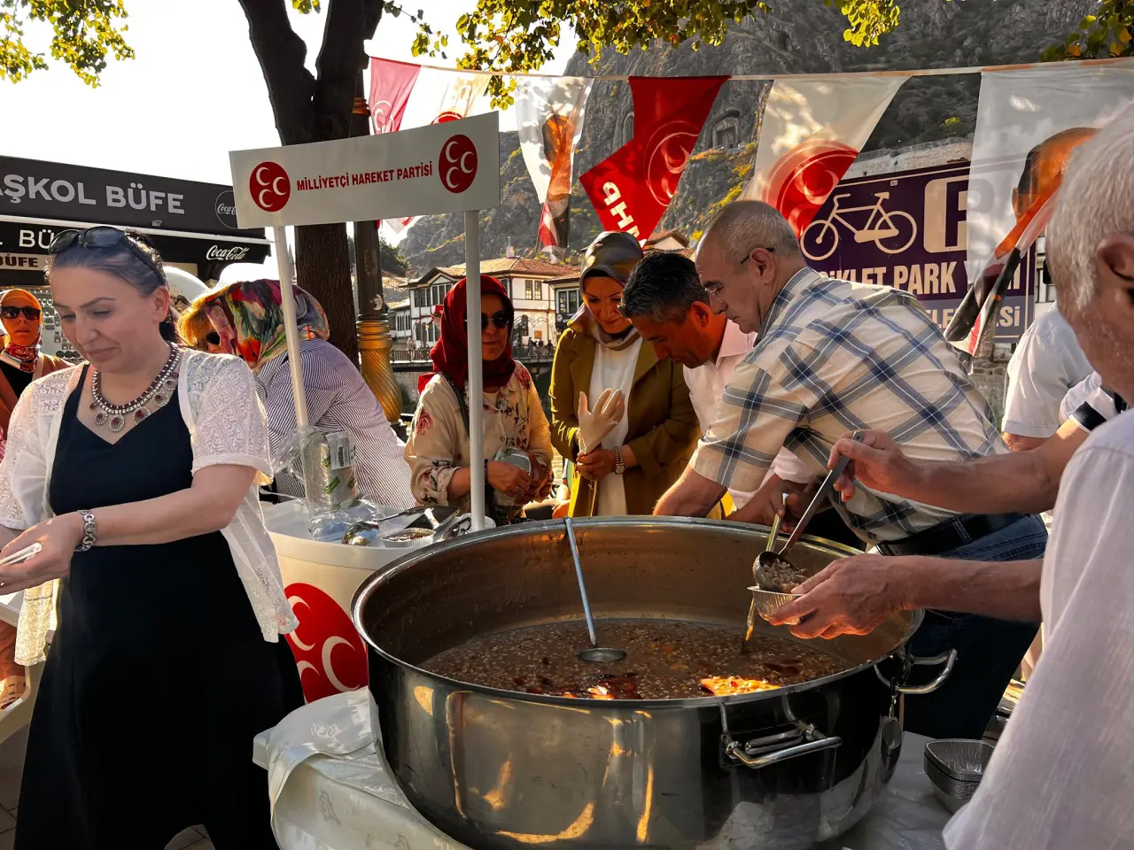 MHP Amasya İl Başkanlığı'ndan Aşure İkramı: “Birlik ve Dayanışmanın Tadı Aşureyle Taçlandı” 4