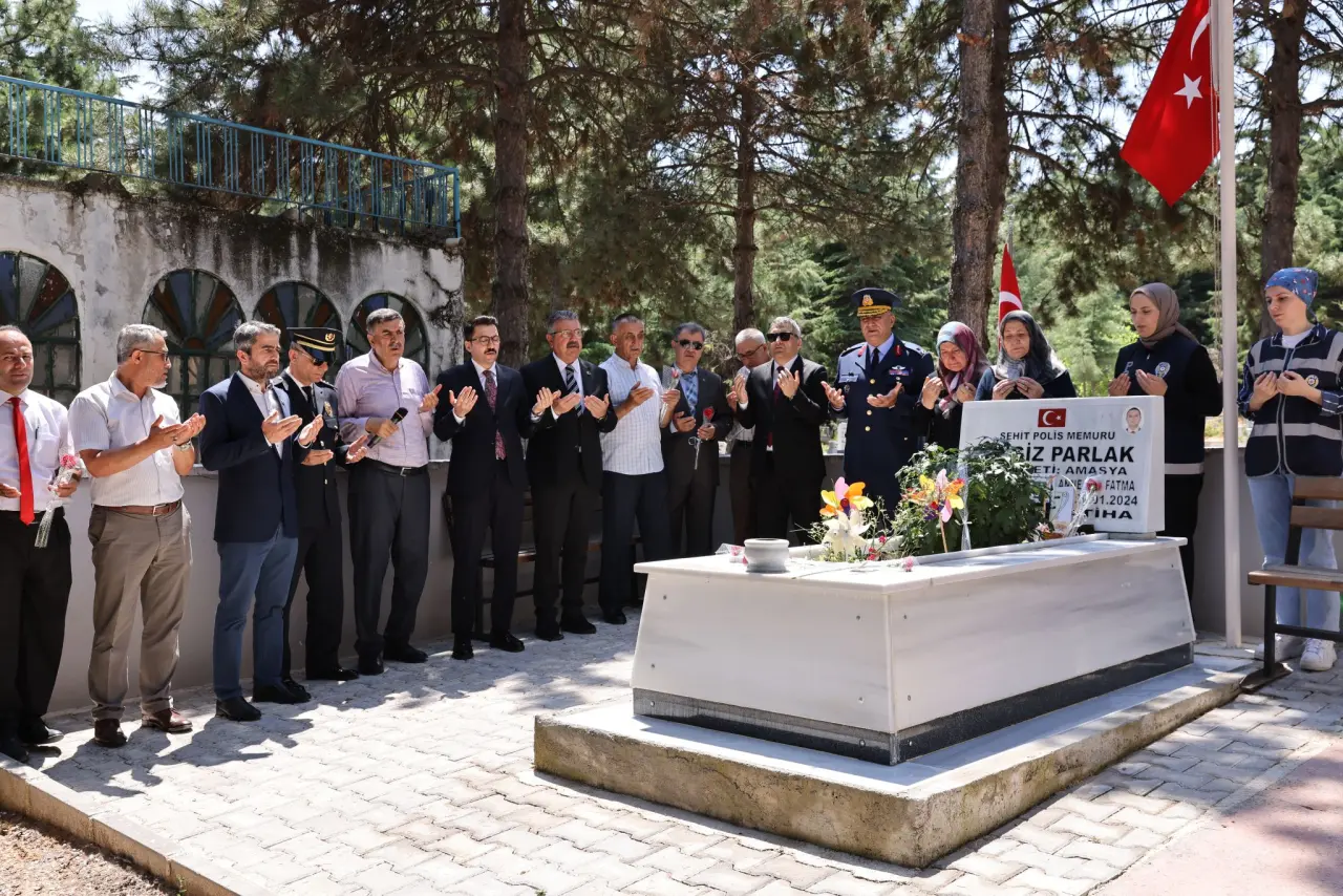 Merzifon’da Şehitliklerde Dualar Yükseldi 3