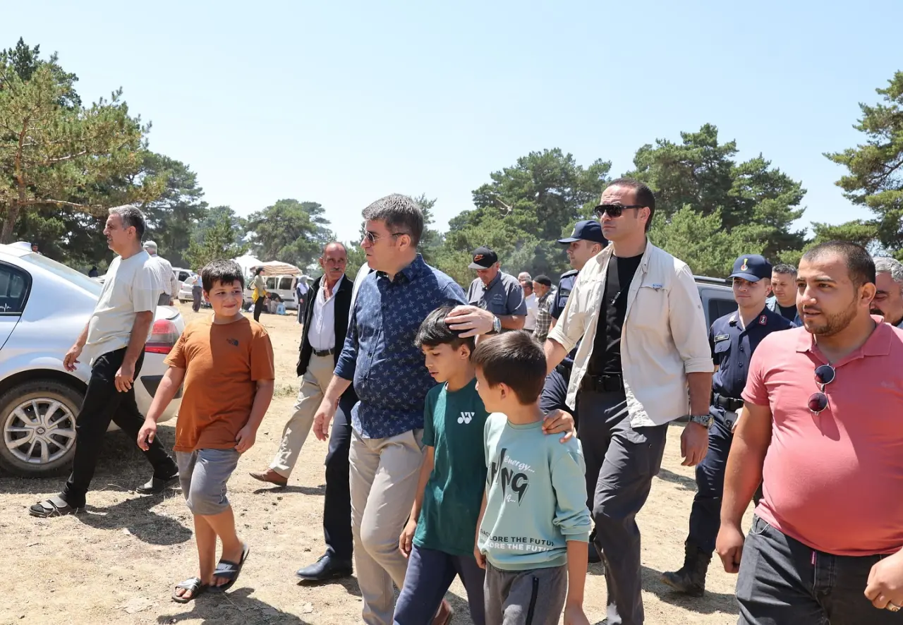 Vali Önder Bakan, 12. Geleneksel Kuzoluk Yayla Şenliği’nde Vatandaşlarla Buluştu 3