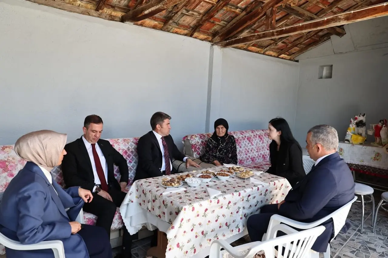 Vali Bakan'dan Elmas Teyzeye Vefa Dolu Ziyaret 2