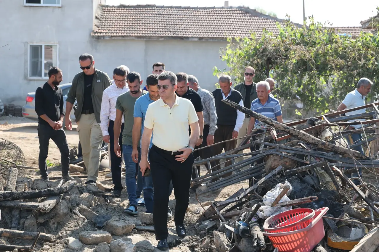 Vali Bakan, Yangın Mağduru Aileyi Yalnız Bırakmadı! 2