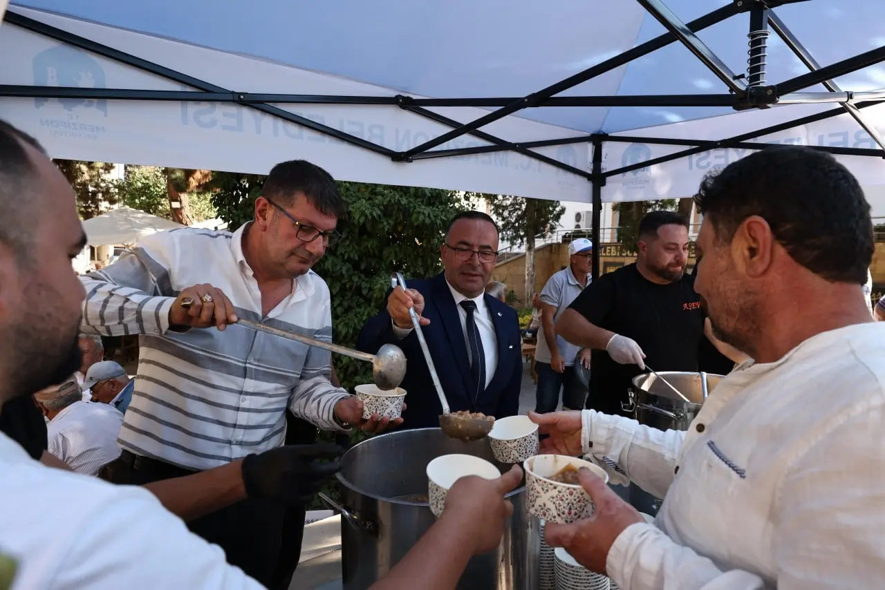 Merzifon’da Birlik Kazanı Kaynadı: Medrese Parkı'nda Aşure Dağıtıldı 1