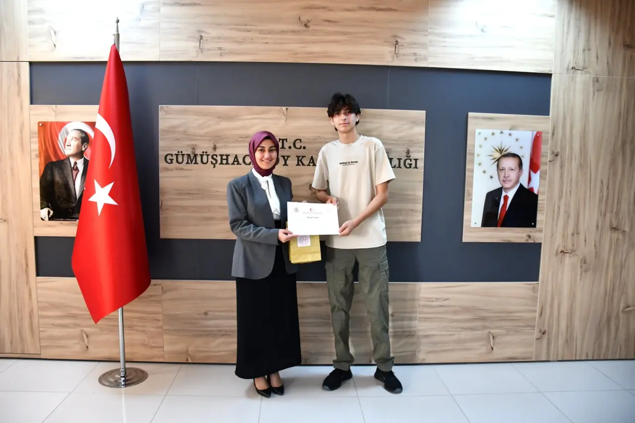 Gümüşhacıköy Kaymakamı Büşra Güneş’ten LGS Şampiyonlarına Tebrik ve Ödül 1