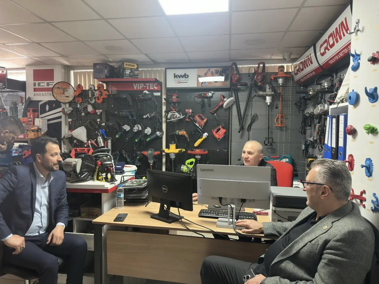 Milletvekili Hasan Çilez’den Merzifon’da Esnaf ve Teşkilat Ziyaretleri 3