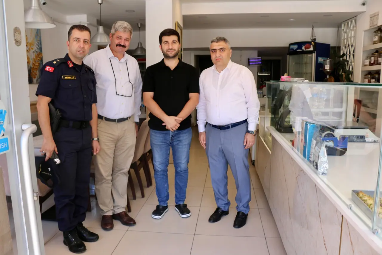 Kaymakam Karaaslan, Cumhuriyet Caddesi’nde Esnafla Buluştu 4