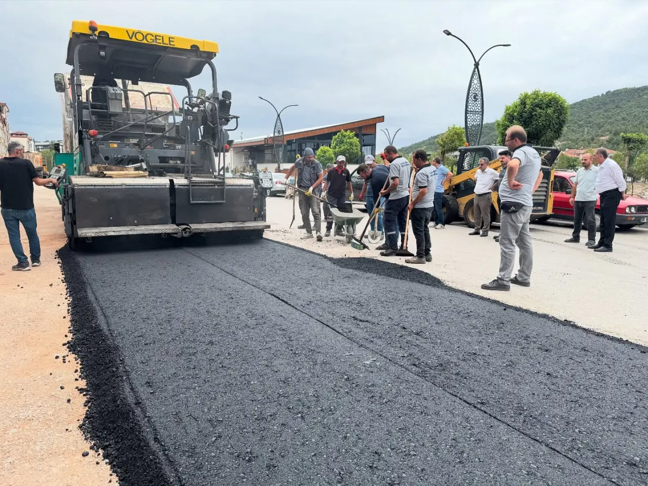 Taşova’da Mustafa Kemal Caddesi’nde Sıcak Asfalt Çalışmaları Başladı 3