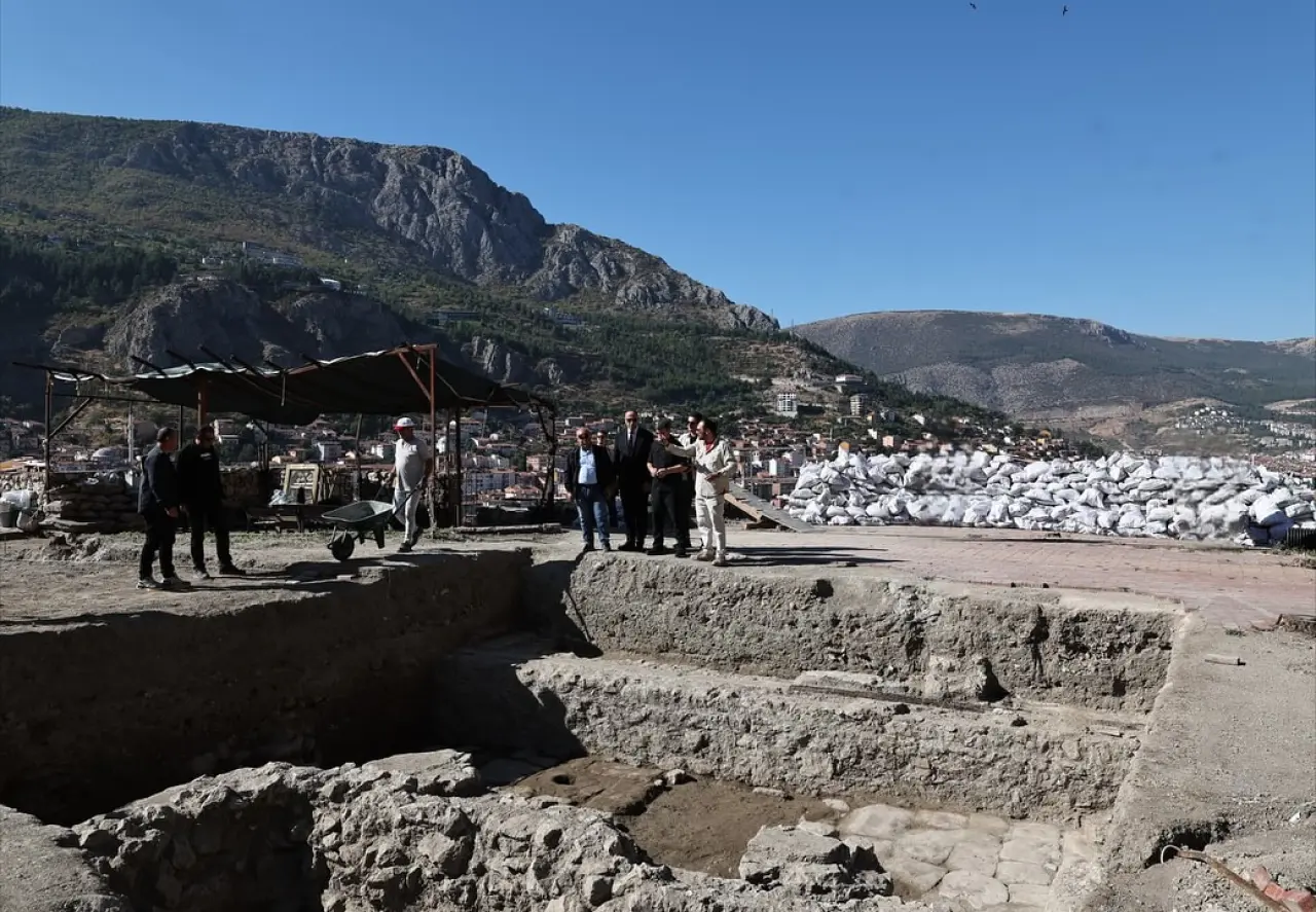 Vali Bakan, Arkeolojik Kazı Çalışmalarını Yerinde Gördü 2