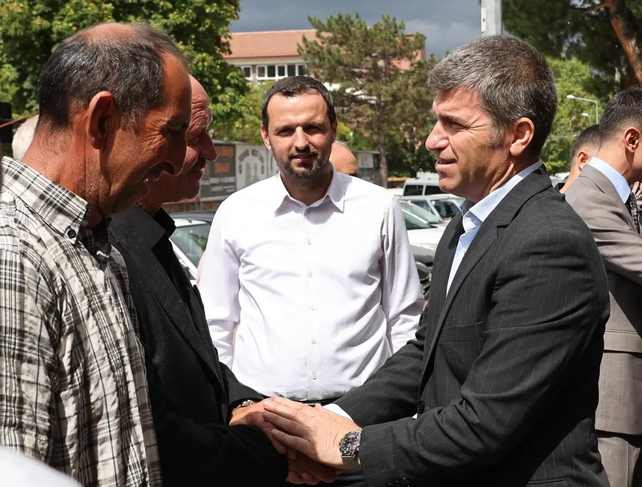 Vali Önder Bakan Taşova’da Esnaf ve Vatandaşlarla Buluştu 5