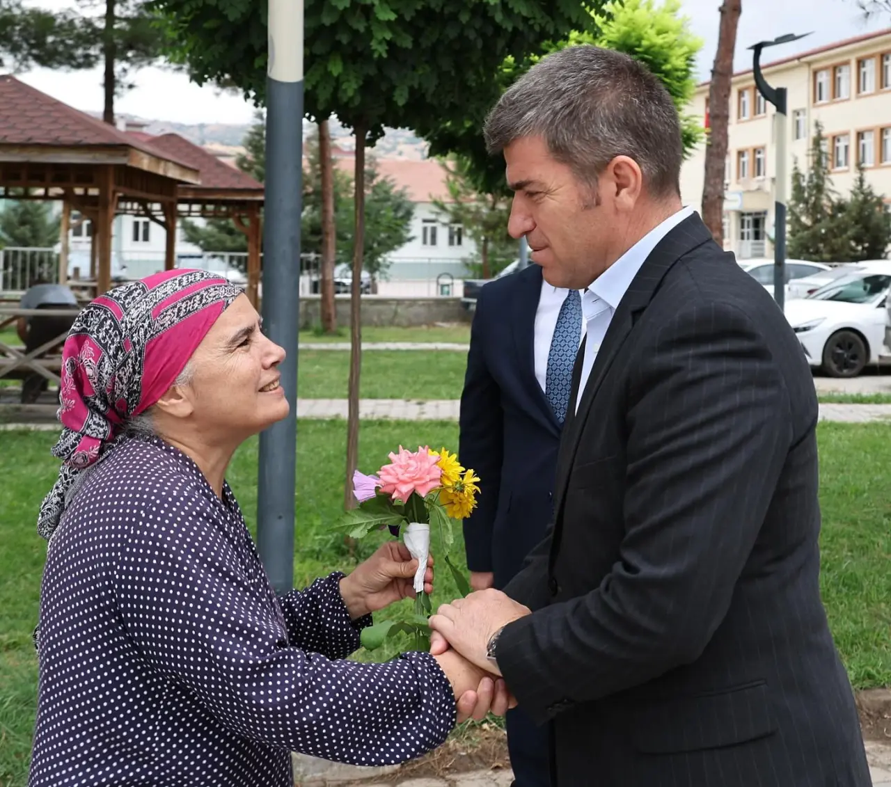 Vali Önder Bakan Taşova’da Esnaf ve Vatandaşlarla Buluştu 1
