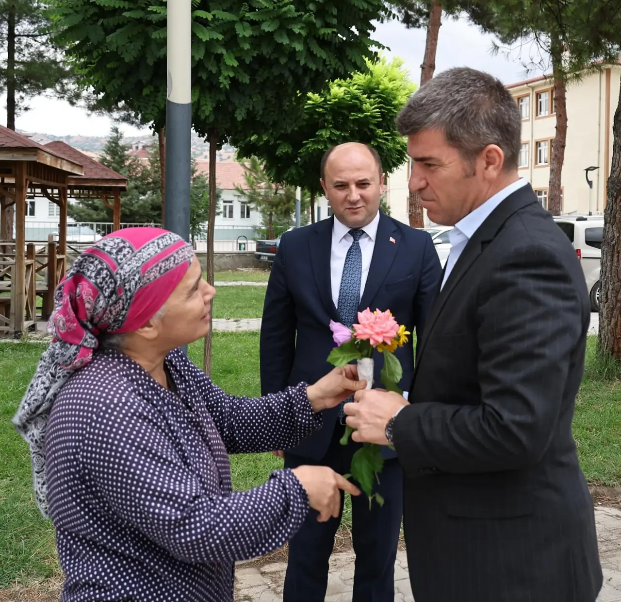Vali Önder Bakan Taşova’da Esnaf ve Vatandaşlarla Buluştu 2