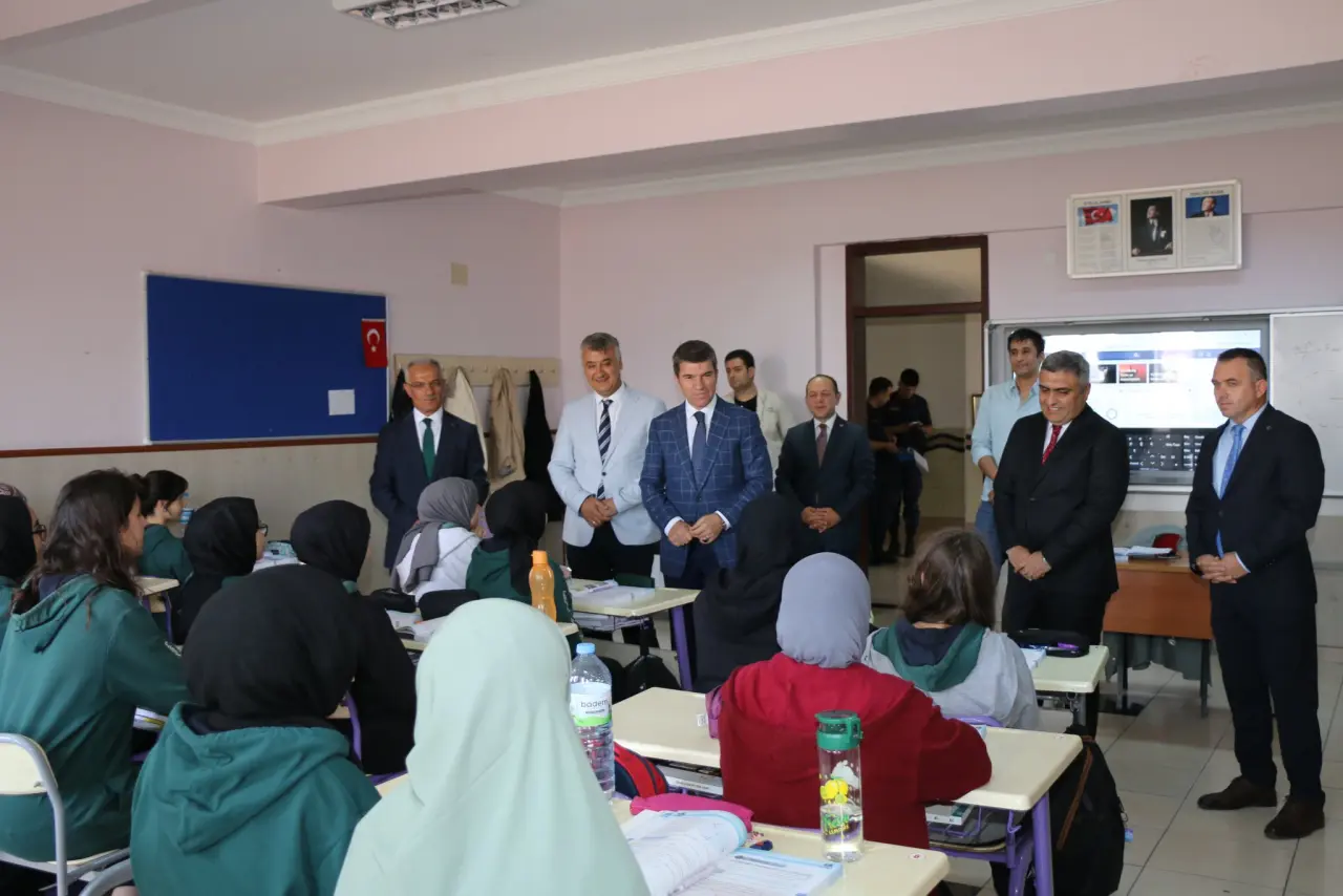 Vali Bakan Merzifon’da Öğrencilerle Buluştu 1