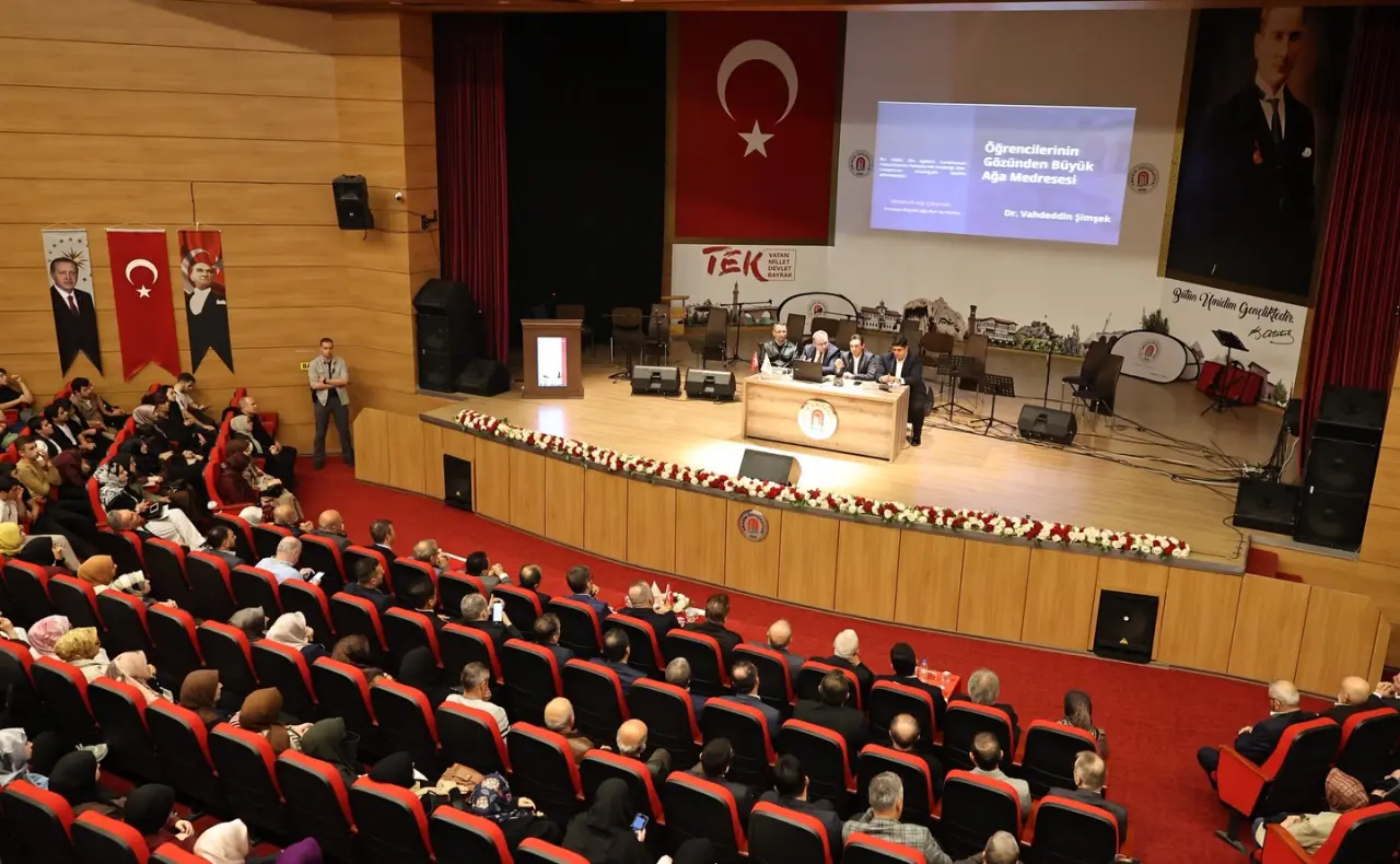 Vali Önder Bakan “Hafızlık ve Büyükağa Kur’an Kursu” Paneline Katıldı 3