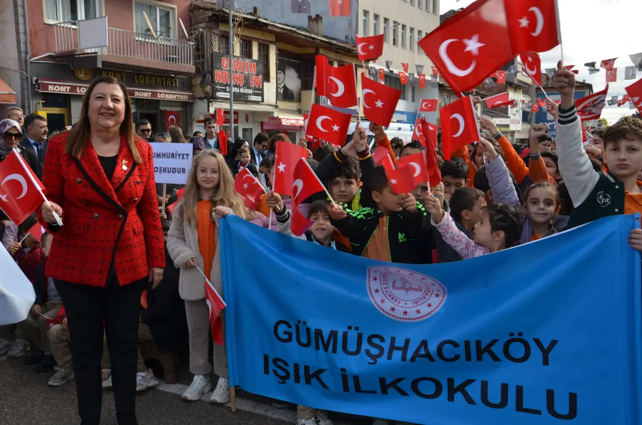 Gümüşhacıköy’de Cumhuriyetin 102. Yılı Büyük Coşkuyla Kutlandı 2