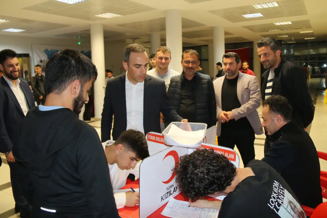 Gençler Hem Bilgilendi Hem Kan Bağışladı 3