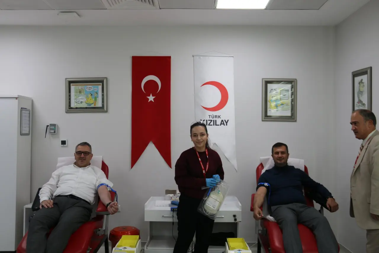 AK Parti Heyeti Kızılay’da: Çilez Bağış Yaptı 2
