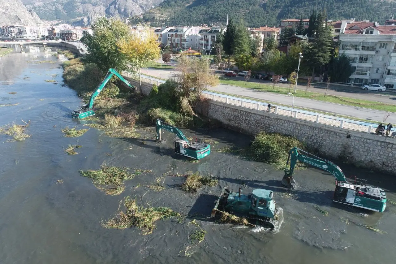 Yeşilırmak’ta Yatak Temizliği Başladı: Amasya İçin Köklü Çözüm Hedefleniyor 2