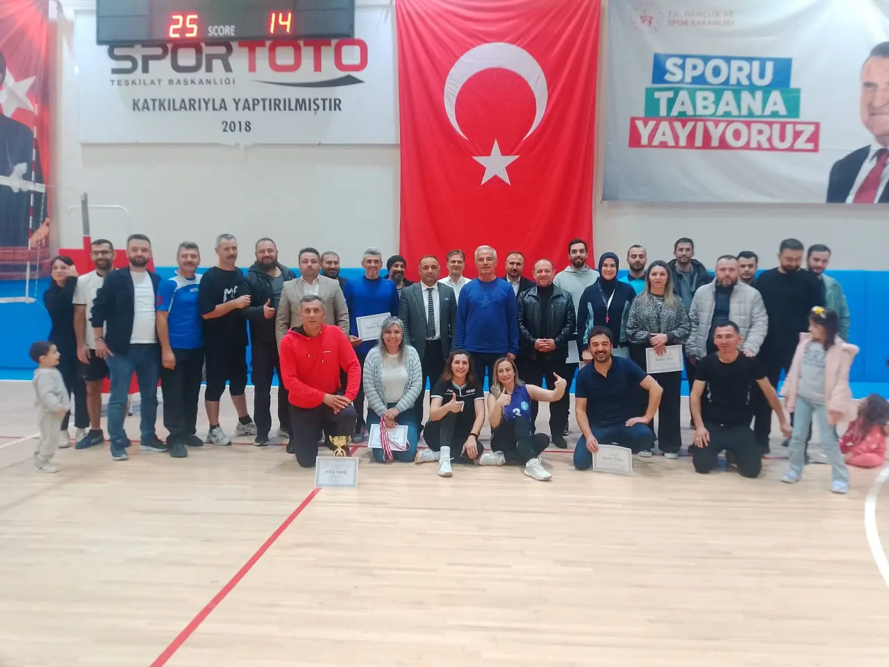 Merzifon'da Öğretmenler Sahada da Şampiyon! 1