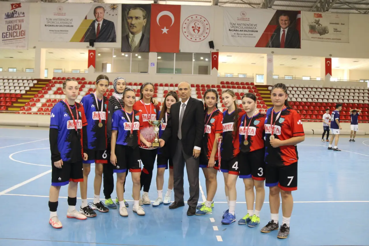 Amasya’da Okul Sporları Futsal İl Birinciliği Tamamlandı 8